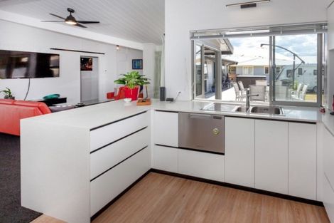 Photo of property in 100 Riverview Road, Whangamata, 3620
