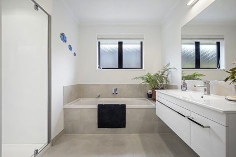 Photo of property in 130 Lisle Farm Drive, Pukekohe, 2120