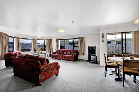 Photo of property in 18 Beech Place, Hawera, 4610