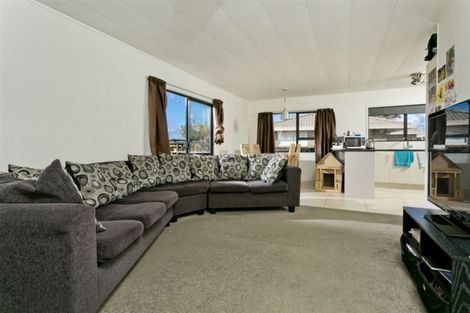 Photo of property in 2/7 Barbados Drive, Unsworth Heights, Auckland, 0632