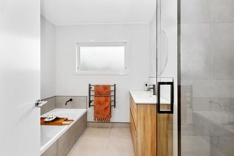 Photo of property in 2 Mears Road, St Andrews, Hamilton, 3200