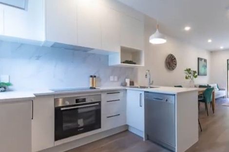 Photo of property in 32 Morihana Close, Glen Eden, 0602