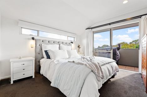 Photo of property in 210 East Coast Road, Forrest Hill, Auckland, 0620