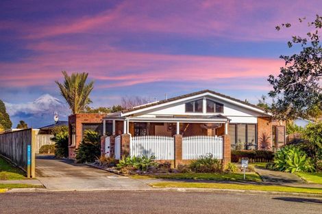 Photo of property in 8 Argyle Place, Highlands Park, New Plymouth, 4312