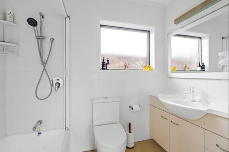 Photo of property in 20 Edgewater Grove, Orewa, 0931