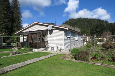 Photo of property in 4 Broadway, Reefton, 7830