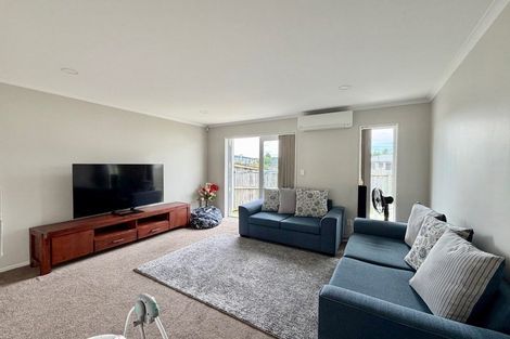Photo of property in 21 Stitchbird Crescent, Papakura, 2110