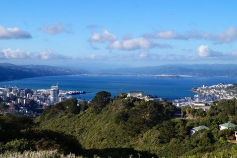 Photo of property in 32 Ashton Fitchett Drive, Brooklyn, Wellington, 6021