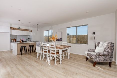 Photo of property in 8 Moemoea Avenue, Kumeu, 0810