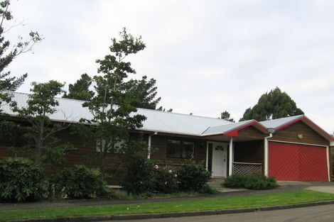 Photo of property in 32 Springdale Grove, Fitzherbert, Palmerston North, 4410