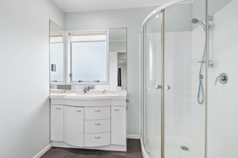 Photo of property in 35 Barbados Drive, Unsworth Heights, Auckland, 0632