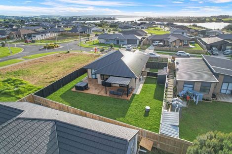 Photo of property in 4 Orawahi Road, Glenbrook, 2681