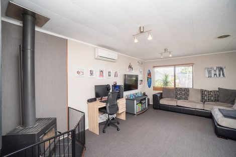 Photo of property in 46 Raglan Avenue, Cloverlea, Palmerston North, 4412