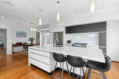 Photo of property in 43 Paynters Avenue, Strandon, New Plymouth, 4312