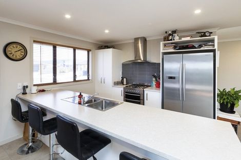 Photo of property in 34 Cyprus Place, Fitzherbert, Palmerston North, 4410