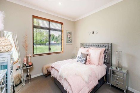 Photo of property in 7 Titirangi Drive, Fitzherbert, Palmerston North, 4471
