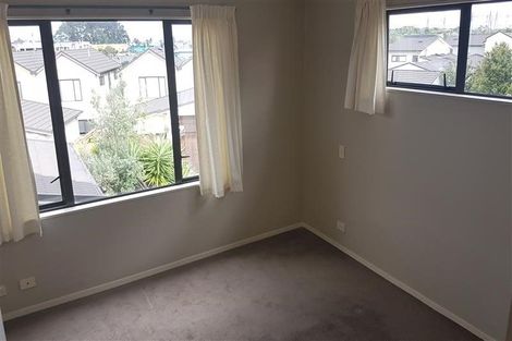 Photo of property in 37 Spalding Rise, Golflands, Auckland, 2013