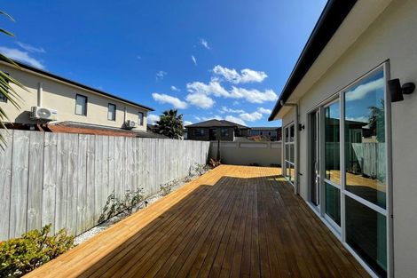 Photo of property in 8 Mana Lane, Pinehill, Auckland, 0632