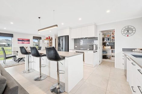 Photo of property in 14 Poutawa Lane, Clarks Beach, 2122