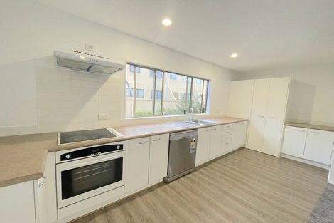 Photo of property in Lakeview Terrace, 2/14 Ambrico Place, New Lynn, Auckland, 0600