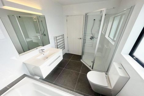 Photo of property in 21 Madden Avenue, Kumeu, 0810