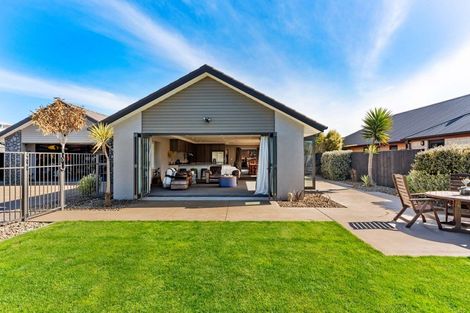 Photo of property in 27 Foresters Crescent, Parklands, Christchurch, 8083