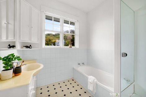 Photo of property in 9 Wadestown Road, Wadestown, Wellington, 6012