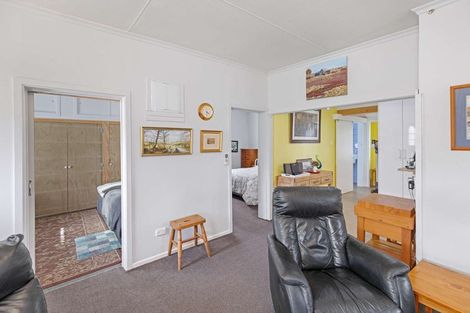 Photo of property in 8 Paraekaretu Street, Hunterville, 4730