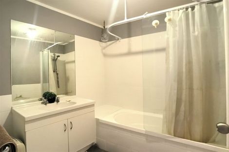 Photo of property in The Haven, 5/120 Beach Haven Road, Beach Haven, Auckland, 0626