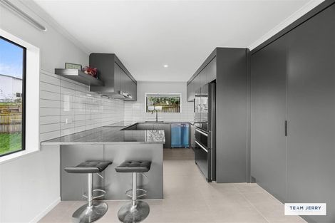 Photo of property in 28 Fairchild Avenue, Goodwood Heights, Auckland, 2105