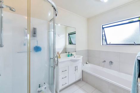 Photo of property in 2/8 Mchardy Place, Glenfield, Auckland, 0627