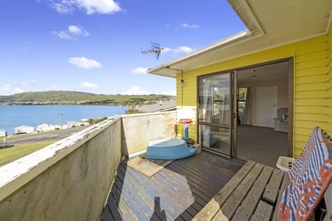 Photo of property in 7 Gloaming Hill, Titahi Bay, Porirua, 5022