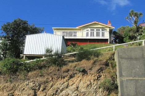 Photo of property in 82 Nevay Road, Karaka Bays, Wellington, 6022