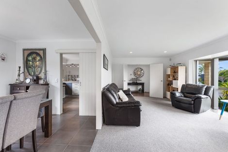 Photo of property in 16 Fernloche Place, Flat Bush, Auckland, 2016