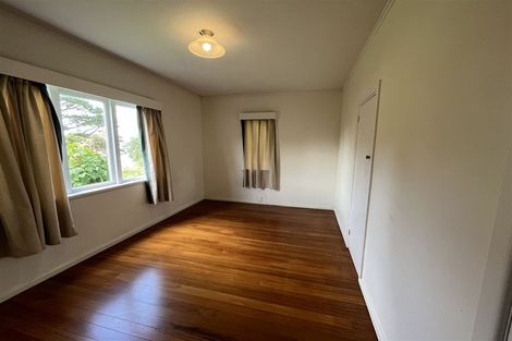 Photo of property in 16 Cliff View Drive, Green Bay, Auckland, 0604