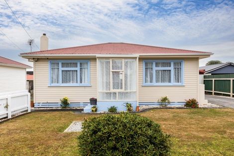 Photo of property in 84 Broadway, Waitara, 4320