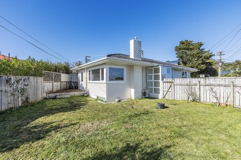 Photo of property in 2 Kenmore Street, Newlands, Wellington, 6037