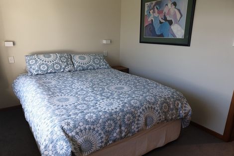 Photo of property in 8 Saulbrey Grove, Woburn, Lower Hutt, 5010