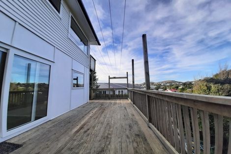 Photo of property in 6 Blandford Way, Newlands, Wellington, 6037