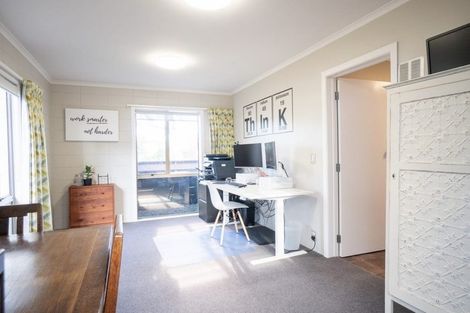 Photo of property in 15 Raglan Avenue, Cloverlea, Palmerston North, 4412