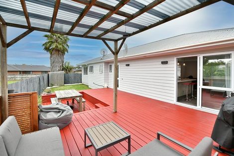 Photo of property in 16 Aitkenhead Court, Parakai, 0830