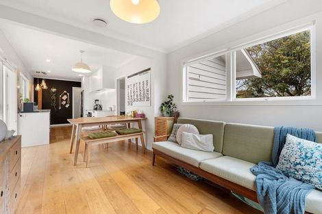 Photo of property in 18 Booralee Avenue, Botany Downs, Auckland, 2010