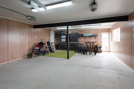 Photo of property in 21 Cheyne Walk, Newlands, Wellington, 6037