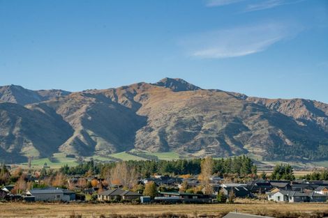 Photo of property in 33 Tomtit Crescent, Lake Hawea, 9382