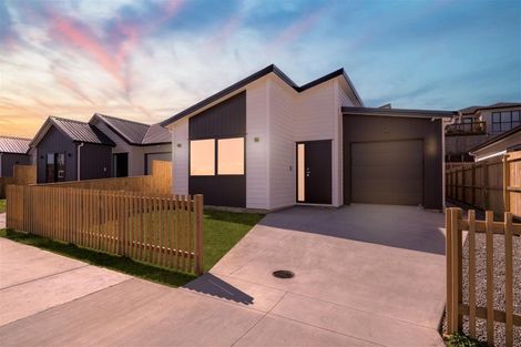 Photo of property in 28 Whakairo Crescent, Gulf Harbour, 0930