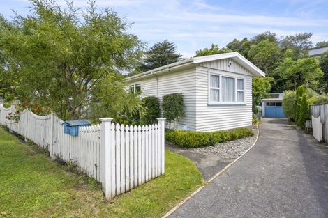 Photo of property in 32 Redwood Avenue, Tawa, Wellington, 5028