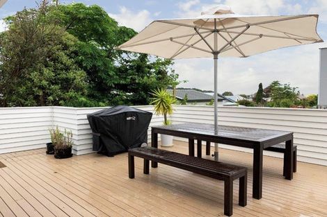 Photo of property in 17 Morley Street, New Plymouth, 4310