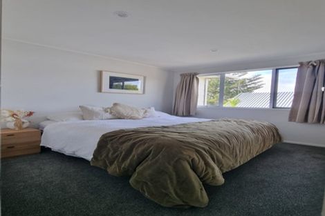 Photo of property in 8 John Dee Crescent, Red Beach, 0932