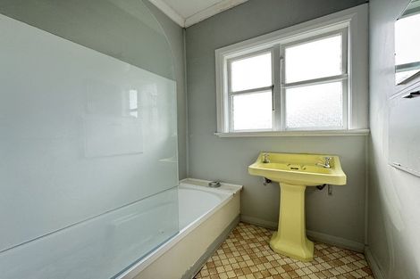 Photo of property in 17 Raroa Terrace, Tawa, Wellington, 5028