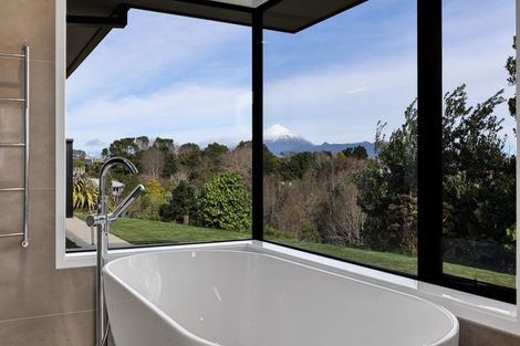 Photo of property in 8 Greenridge Lane, Merrilands, New Plymouth, 4312